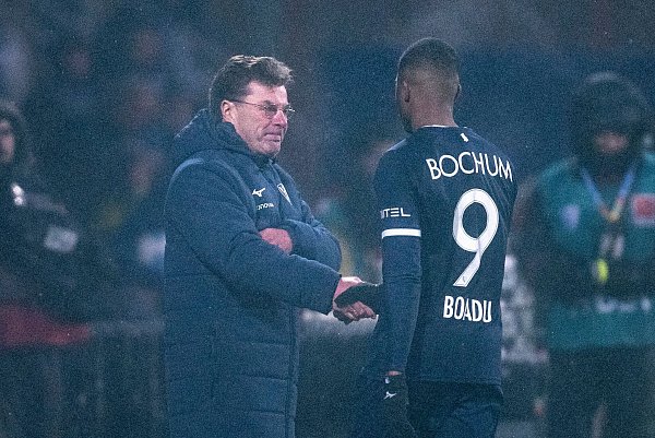 Glückwunsch zu besonderer Leistung: Trainer Dieter Hecking freut sich mit Myron Boadu. - © David Inderlied/dpa