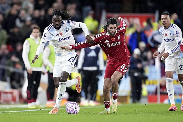 Liverpool mit dem Ex-Leipziger Dominik Szoboszlai (r) lieferte sich zahlreiche Zweikämpfe mit Aston Villa. - © Peter Byrne/PA Wire/dpa