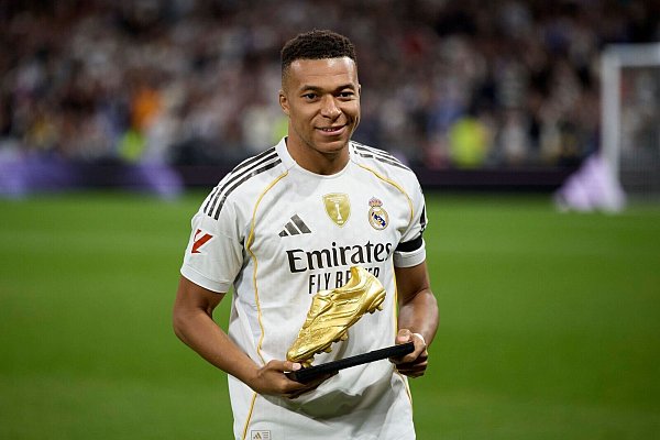 Vor dem Spiel gegen Valencia präsentierte Kylian Mbappé den Goldenen Schuh für Europas besten Torschützen. - © Ruben Albarran/ZUMA Press Wire/dpa