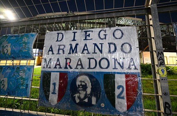 Für die Eintracht geht es am Dienstag im Stadio Diego Armando Maradona um wichtige Punkte in der Champions League. - © Arne Dedert/dpa