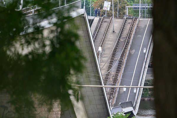 Abgeknickt, eingestürzt: die Carolabrücke in Dresden. - © Robert Michael/dpa