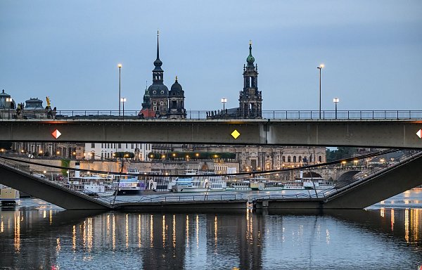 Eine Straßenbahn war glücklicherweise gerade nicht auf der Brücke. - © Robert Michael/dpa