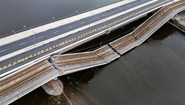 Weitere Teile der Brücke gelten als einsturzgefährdet. - © Robert Michael/dpa