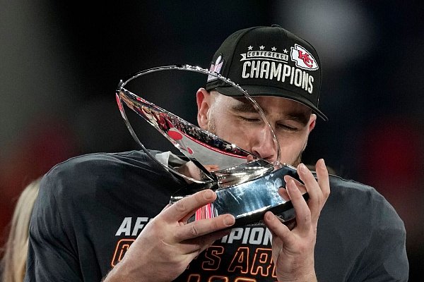 Nach dem Spiel gegen die Baltimore Ravens bekamen die Kansas City Chiefs als AFC Champions die Lamar Hunt Trophäe überreicht. Von Travis Kelce gab es erst mal einen Knutscher für den Pokal. - © Nick Wass/AP/dpa