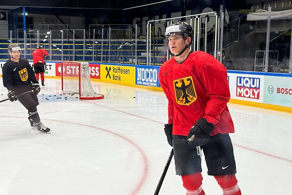 NHL-Star Tim Stützle ist bereits für das WM-Spiel gegen Norwegen. - © Tobias Brinkmann/dpa