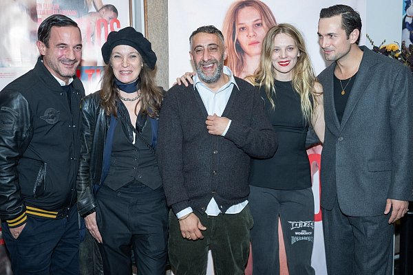 Von links nach rechts: Sönke Möhring, Jeanette Hain, Kida Khodr Ramadan, Lilith Stangenberg und Samuel Schneider. - © Christophe Gateau/dpa