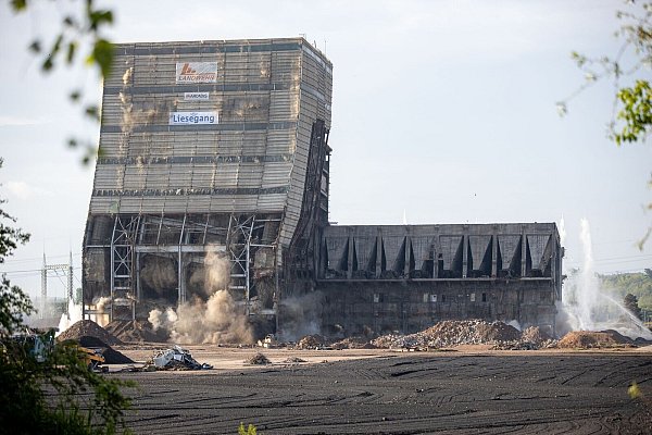 Das ehemalige Kraftwerk wird seit Anfang 2023 rückgebaut. Es war Ende 2017 endgültig stillgelegt worden. - © Laszlo Pinter/dpa