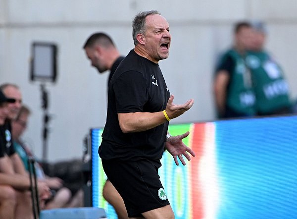 Engagiert am Spielfeldrand: Fürths Trainer Alexander Zorniger. - © Jens Niering/dpa
