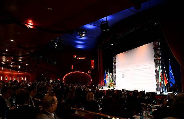 Die Verleihung des Staatspreises fand in Düsseldorf statt. - © Ina Fassbender/AFP Pool/dpa