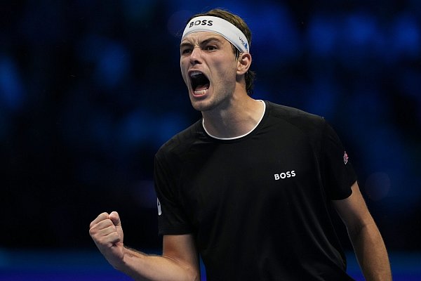 Zum vierten Mal nacheinander gewinnt Taylor Fritz gegen Alexander Zverev. - © Antonio Calanni/AP/dpa