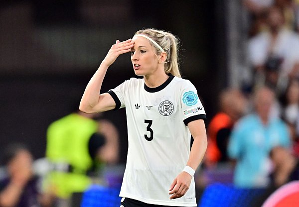 Dumme Aktion und Rote Karte: Kathrin Hendrich. - © Sebastian Christoph Gollnow/dpa