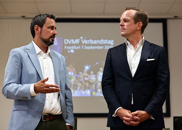 Redebedarf: Leonard Langenkamp (l) und Jan Veder. - © Hannes P. Albert/dpa
