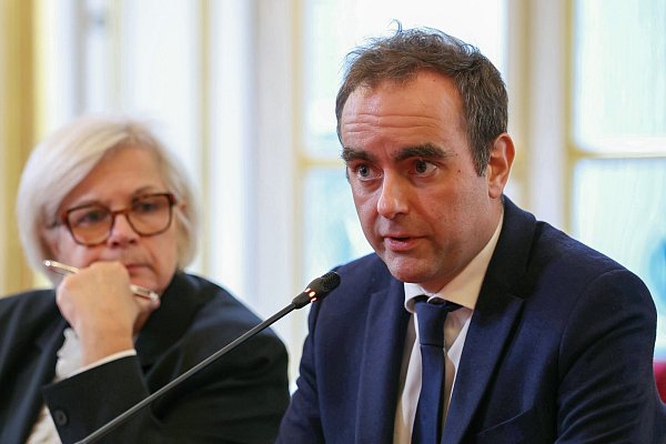 Frankreichs Premier hat die neue Regierung zur Überwindung der politischen Krise im Land aufgerufen. - © Alain Jocard/AFP Pool/AP/dpa
