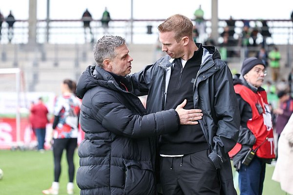 Bayern-Coach Alexander Straus (l) und VfL-Trainer Tommy Stroot stehen mit ihren Teams vor anspruchsvollen Aufgaben. - © Daniel Löb/dpa