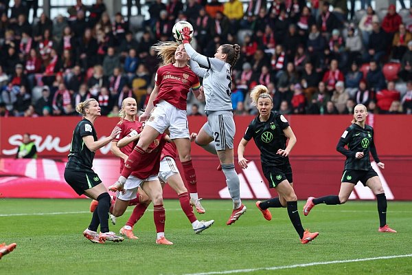Hoch hinaus wollen Münchnerinnen und Wolfsburgerinnen in der Champions League. - © Daniel Löb/dpa