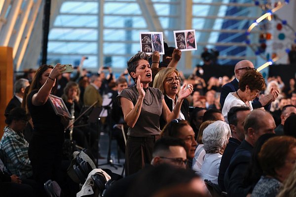 Angehörige von Opfern der Flutkatastrophe von Valencia protestieren bei der offiziellen Trauerfeier am ersten Jahrestag gegen die Teilnahme des Regionalregierungschefs Carlos Mazón. Sie werfen ihm Versagen am Tag der Katastrophe vor. - © Rober Solsona/EUROPA PRESS/dpa