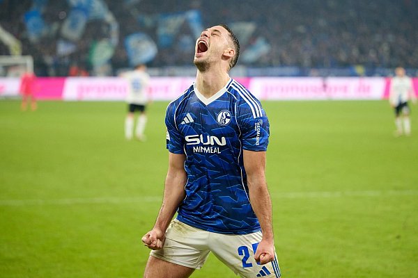 Schalkes Nikola Katic feiert auch gelungene Grätschen ausgelassen. - © Bernd Thissen/dpa