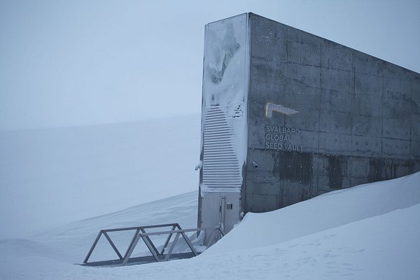 Eine schwere Stahltür führt eingebettet in einen spektakulären Betoneingang ins Innere eines schneebedeckten Berges. (Archivbild) - © Steffen Trumpf/dpa