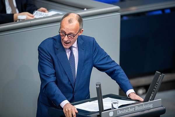 Der CDU-Bundesvorsitzende und Unionsfraktionsvorsitzende Friedrich Merz während seiner Rede im Bundestag. - © Melissa Erichsen/dpa