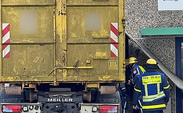 Zahlreiche Kräfte waren im Einsatz. - © André Klohn/dpa