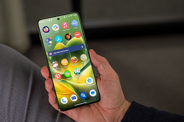 Klasse: Das 6,67 Zoll große OLED-Display ist schön hell und hat nur einen ganz schmalen Rand. Wie schade, dass die ganzen Spiele- und Shopping-Apps ungefragt auf das Telefon geladen wurden. - © Nico Tapia/dpa-tmn