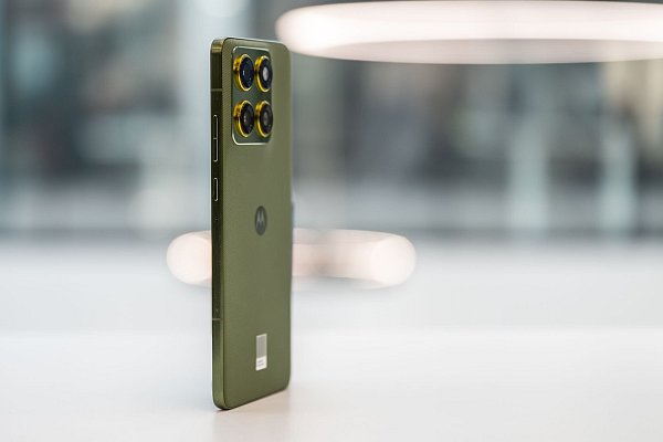 «Bronze Green» heißt die Farbe des Testgeräts: Ein Olivton, den Motorola mit einem leuchtenden, grünlichen Goldton für Kameraringe und Knöpfe kombiniert. - © Nico Tapia/dpa-tmn