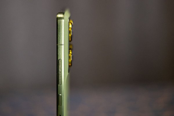 Mit seinem Alu-Rahmen und der griffigen Rückseite liegt das Edge 70 angenehm leicht in der Hand. - © Nico Tapia/dpa-tmn