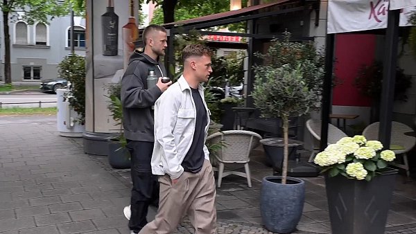 Joshua Kimmich und Eric Dier (l.) kommen in einem Münchner Nobel-Restaurant an. - © Felix Hörhager/dpa