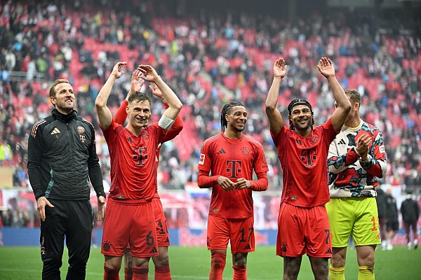 Harry Kane (l) und Kapitän Kimmich freuen sich über den Punkt in Leipzig - © Elisa Schu/dpa