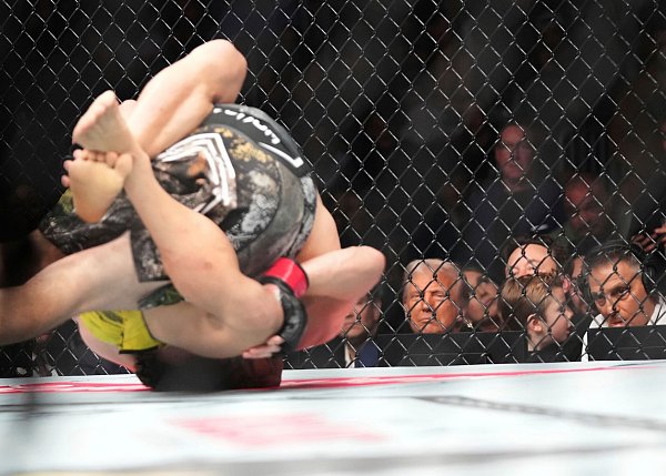 Nicht selten wird einer der UFC-Kämpfer im Ring bewusstlos geprügelt. - © Lynne Sladky/AP/dpa