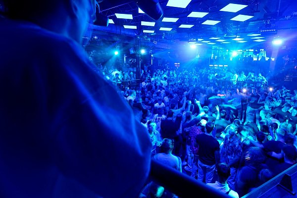 Gäste drängen sich auf einer der Tanzflächen im Kölner Club «Bootshaus». (Archivbild) - © Henning Kaiser/dpa