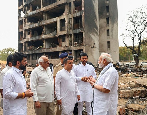 An der Absturzstelle machte sich Modi ein Bild von der Katastrophe. - © Uncredited/Prime Minister Narendra Modi on X/AP/dpa