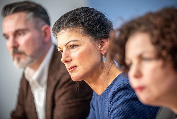 Wagenknecht will aber auch künftig eine führende Rolle im BSW spielen. - © Michael Kappeler/dpa