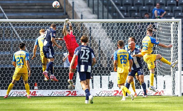 Hertha kam nur selten gefährlich vor das Paderborner Tor. - © Andreas Gora/dpa
