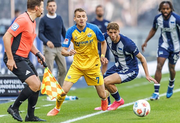 Filip Bilbija (l) leitet mit seinem Doppelpack den Paderborner Sieg bei Hertha BSC ein. - © Andreas Gora/dpa