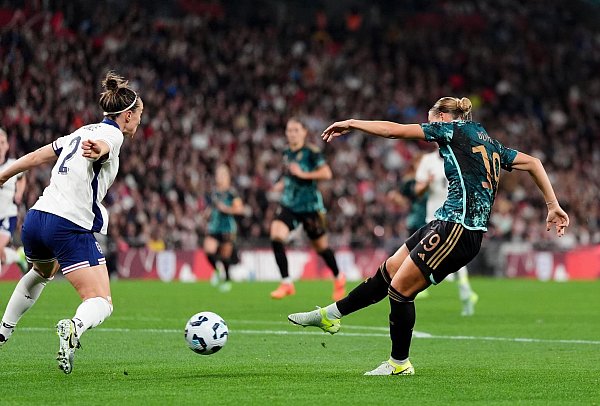 Klara Bühl zieht zum 3:0 ab. - © Zac Goodwin/PA Wire/dpa