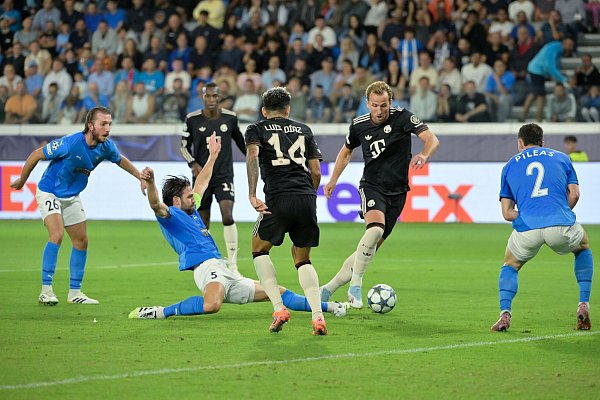 Ein Mann ist nicht zu stoppen: Harry Kane eilt von Tor zu Tor, hier bei seinem famosen Sololauf beim 5:1 der Bayern gegen den FC Pafos. - © Peter Kneffel/dpa