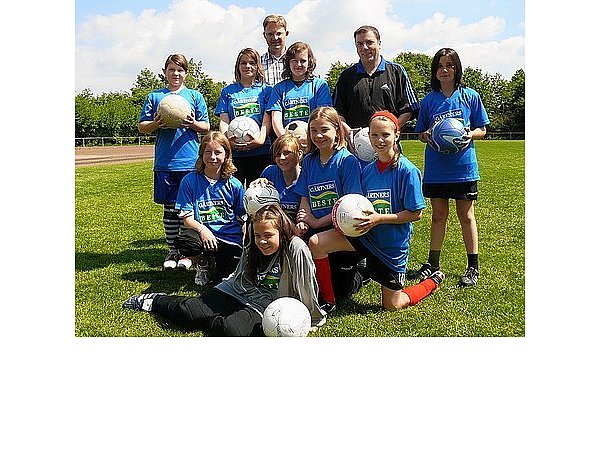 Der 1. Vorsitzende Sieghart Kröger und Trainer Uwe Schnell (v.l.) freuen sich mit (v. l., obere Reihe) Carolin Bülow, Michelle Bruhn, Denise Uzar, (v. l., untere Reihe) Denise Koßert, Laura Walkenhorst, Marissa Pankoke, Marieluise Tittes und Janaina Gerlach auf die neue Saison. - © FOTO: KATRIN EXNER