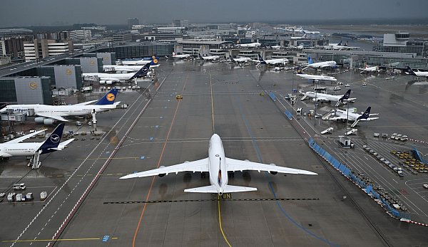 Am Drehkreuz Frankfurt ist Lufthansa dominant. - © Arne Dedert/dpa