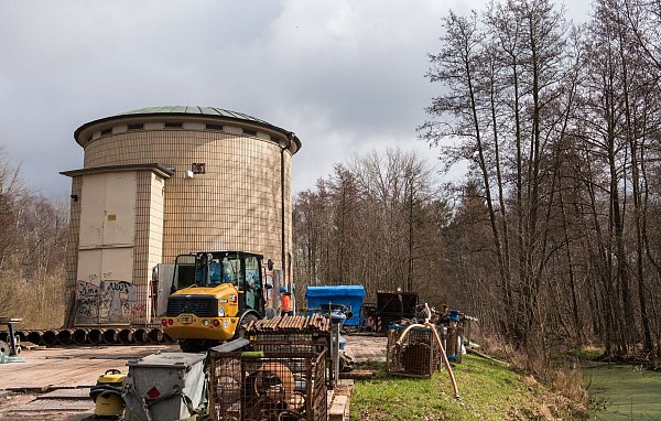 Von Brunnen wie diesem Horizontalfilterbrunenn in Hamburg zum Beispiel wird Wasser in das Trinkwassernetz eingespeist. - © Daniel Bockwoldt/dpa