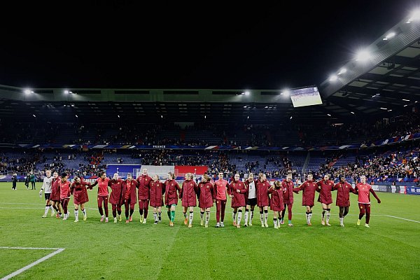 Die deutschen Fußballerinnen lassen sich in Caen für den Final-Einzug feiern. - © Jeremias Gonzalez/AP/dpa