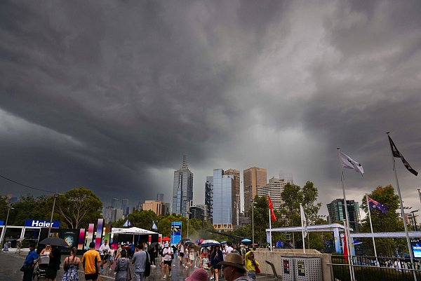 Das Unwetter über Melbourne brachte den Spielplan durcheinander. - © Frank Molter/dpa
