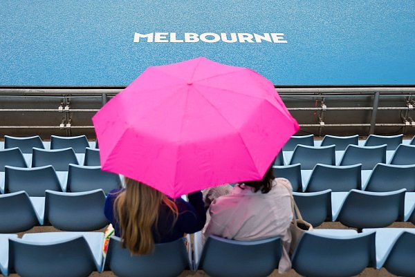 Schon am ersten Tag der Australian Open gab es eine lange Regenunterbrechung. - © Frank Molter/dpa