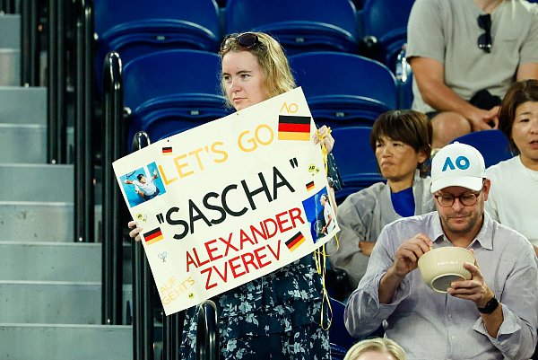 Ein Zverev-Fan mit einem Plakat. - © Frank Molter/dpa