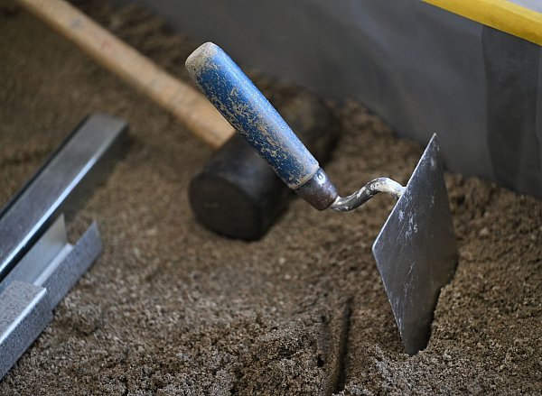 Die geplanten Milliardeninvestitionen des Staates in Infrastruktur wie Straßen und Schienen sowie in Verteidigung sollten im nächsten Jahr die Wirtschaft ankurbeln. (Symbolbild) - © Arne Dedert/dpa