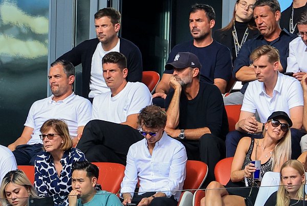 Jürgen Klopp (Mitte, mit schwarzem Cap), bei einem Spiel von RB Leipzig. (Archivbild) - © Jan Woitas/dpa