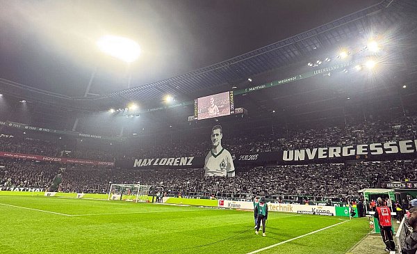 Vor dem Anpfiff ehrten die Fans die im Oktober gestorbene Werder-Legende Max Lorenz - © Carmen Jaspersen/dpa