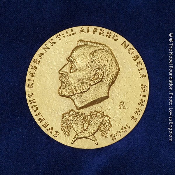 Die Wirtschaftsnobelpreisträger erhalten traditionell diese prestigeträchtige Nobelmedaille. (Archivbild) - © Lovisa Engblom/The Nobel Foundation/dpa