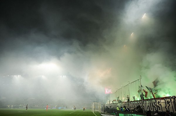 Das Spiel FC St. Pauli und Werder Bremen muss wegen Pyro-Nebels unterbrochen werden. - © Christian Charisius/dpa