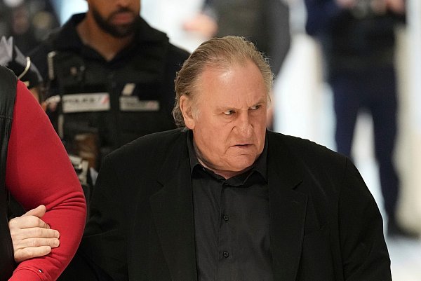 Eine Ausstatterin und eine Regieassistentin warfen Depardieu vor, sie unsittlich berührt zu haben. (Archivbild) - © Aurelien Morissard/AP/dpa
